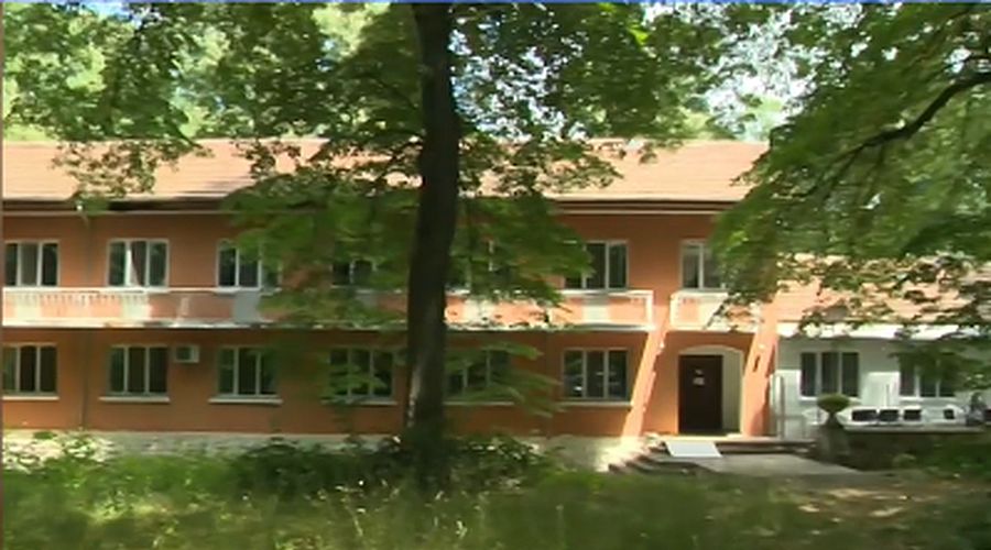 Пенчо Милков: Двама души от затворения хоспис все още очакват да бъдат прибрани от роднините си